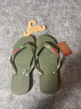 Havaianas Brazil Logo Flip Flops in Olive Green Unisex Size 6W 5M